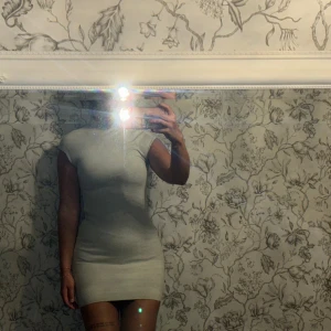 Klänning från zara  - Ljusgrå kort klänning från zara i storlek small men väldigt liten i storleken och för liten för mig som har small/medium i vanliga fall💕