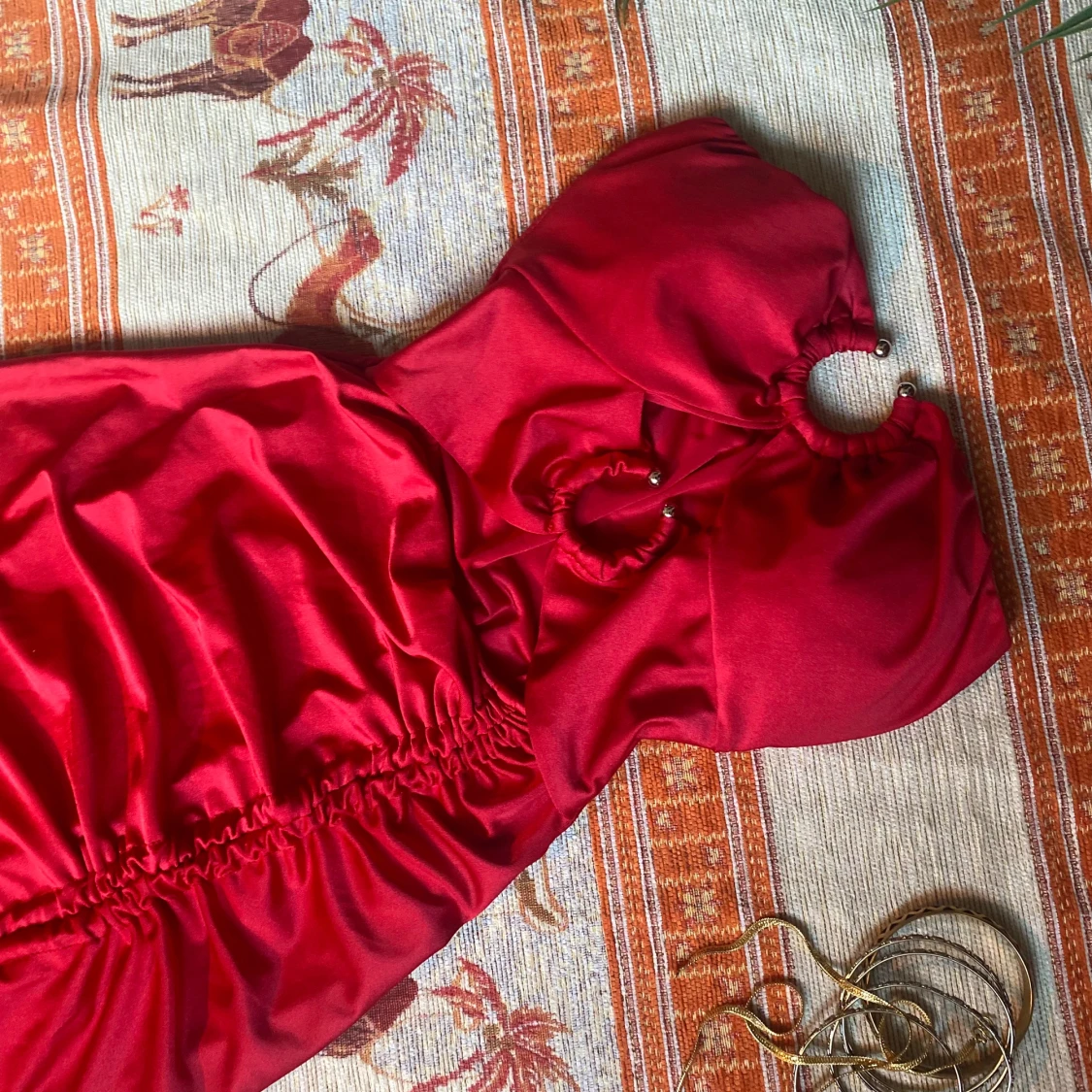 Röd klänning med slits 