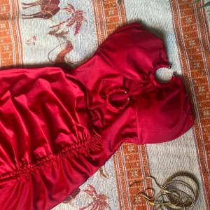 Röd klänning med slits  -  lång röd formgivande klänning    stretch i materialet och justerbar slits.  Silvriga justerbara ringar ❤️  Storlek: XS/S  Endast provad.   Skriv gärna om ni har frågor 🌸