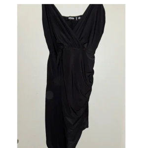 Klänning  - Endast testad tyvärr för liten för mig. Väldigt bra skick stl 36. 