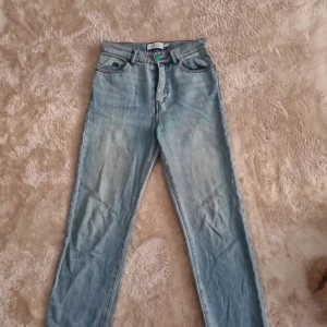 & Other stories Hög midja jeans i storlek 25 - & Other stories Hög midja jeans i storlek W25