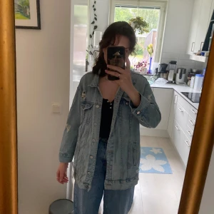 Jeansjacka - Supersnygg jeansjacka från Gina, köpt här på Plick men aldrig använd av mig. 