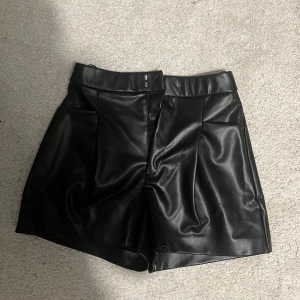 Zara skinnshorts  - Aldrig använda 
