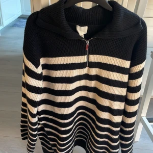 Stickad tröja  - Jätteskön o varm oversized stickad tröja. Säljer den då den inte kommer till användning. Prislappen är kvar, nypris 450. Vid frågor tveka inte att fråga! Pris går att eventuellt diskutera💞💞