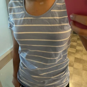 Randig t-shirt - Randig t-shirt som passar bra och i nyskick.  Den är i storlek M