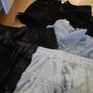 Super fina Kjolar och shorts - Skin kjolen med volang är oandvänd samma med dem andra kjolarna Shortsen från har jag andvänt två gånger! Men dem är i jätte bra kvalité ändå. 25 kr för de blåa kjolarna, skinkjolen 55 kr och shortsen 70