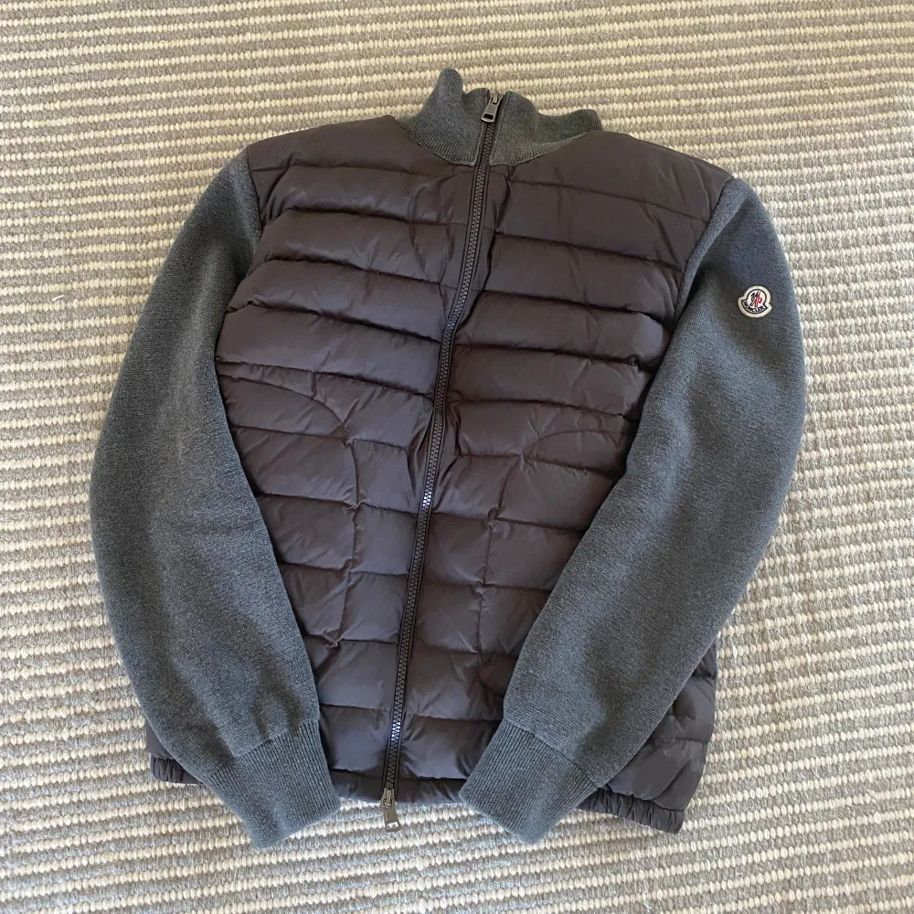 Säljer nu min feta moncler cardigan då den inte används lika ofta, skick 10/10, den ser lite röd ut på kamera men är hel grå i verkligheten kan jag garantera, qr kod Scan finns även på insidan, pris är sänkbart men inte för mycket.. Jackor.