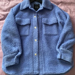 Teddyjacka - Teddyjacka från monki. Använd men i väldigt bra skick. Storlek xs men stor i storleken så passar även s. 