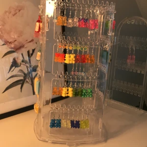 Björnar Örhängen❤️ -  bra skick aldrig använda nyckelfria skriv om ni har några frågor behöver verkligen pengarna !💓❤️40krst kan pruta!