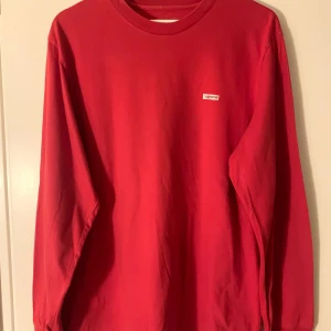 Röd Supreme tröja - Röd Supreme långärmad T-shirt strl M Nypris 2499kr på Farfetch