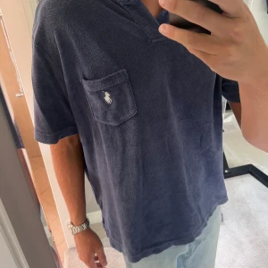 Ralph Lauren frotte piké  - Ralph Lauren, använts 1 gång pga fel storlek. Riktigt snygg passar allt från M-XL beroende på hur man vill att den sitter. Storlek  XL. Nypris 1500