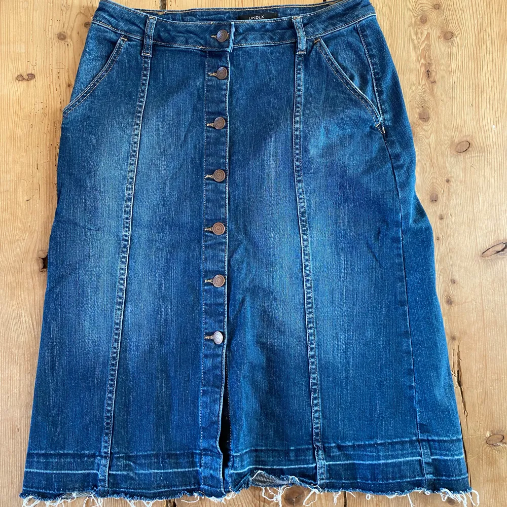 En jeanskjol jag köpt secondhand för ett år sedan, men som jag använt väldigt sällan. Den är inte upplagd (se längst ner på kjolen), men jag har använt den utan att lägga upp den. Det är upp till köparen att lägga upp isf :) Bra skick :). Hameet.