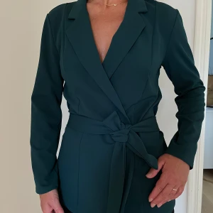 Blågrön kavaj - Jättefin blå/grön kavaj som man kan ha helt öppen eller med medföljande band i midjan 💚💙 aldrig använd!