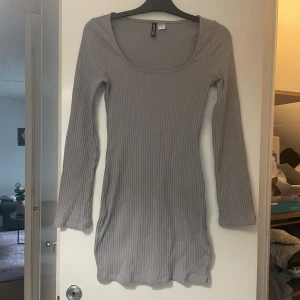 Klänning  - Grå klänning från h&m i storlek M. Använd 1 gång så i nytt skick. Säljer pga jag ej använder den. Nypris 150kr. 