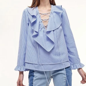 Blå blus  - Blå/vit sommarblus från stradivarius, perfekt till sommaren! Önskas fler bilder eller har man frågor är det bara att skicka💙🫶🏼💙