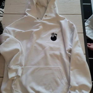 Stussy 8ball hoodie - Liten fläck fram knappt synlig se bild Katt finns i hemmet Från Kina
