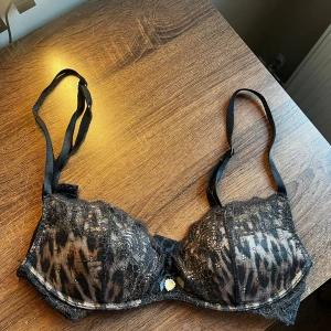 Intimissimi bh  - Säljer en limeterad Intimissimi bh i stolek 70B. Super fin push up bh i super bra Skick. Priset kan diskuteras vid snabb affär 