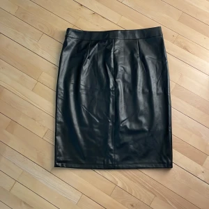 Kjol läderlook - Över knä kjol med läderimitation. XL Oanvänd
