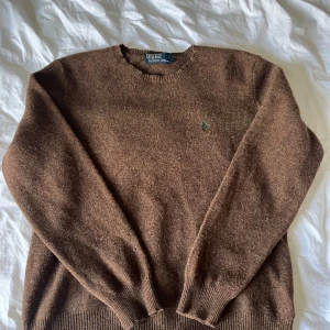 Ralph Lauren brun stickad tröja - Snygg tröja som max använts 5 gånger, riktigt bra skick i äkta ull