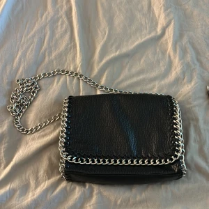 Tiamo - Säljer min tiamo väska i storlek M eftersom att jag köpt en ny och knappt använt denna, tycker väskan rymmer väldigt bra och den är perfekt till skolan💕