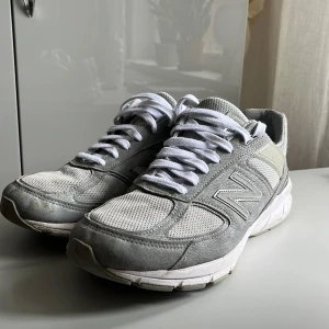 New Balance 990v5 - Strl 46,5. Använt skick. Se bilder