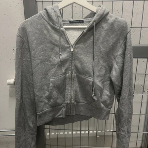 Brandy Melville zip hoodie - Jättefin hoodie från Brandy Melville. Jättebra skick, använd men inga fel på den. Storlek XS