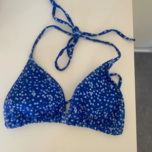 Blå bikiniöverdel  - Aldrig använd pga för liten, normal i storleken.