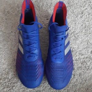 Adidas Predator 18.1 - Säljer mina "Adidas Predator 18.1" de är i ett fantastiskt skick 10/10 använda en träning riktigt bra säljer för att de va för små bra kvalitet. De har "Controlskin" Riktigt fina👍🏼  Storlek 40,5 Dm vid frågor