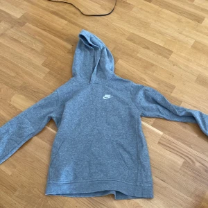 Nike hoodie - Säljer min Nike hoodie använd Max 10 gånger. Pris kan diskuteras vid snabba köp.