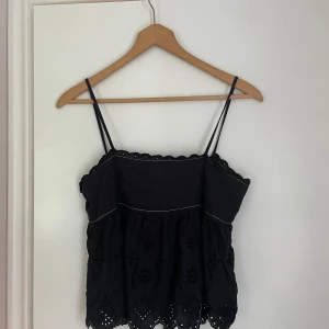 Svart topp - Snygg svart sommartopp med spets och vita detaljer, den är öppen i ryggen o perfekt nu till sommaren🌸från zara bra skick!