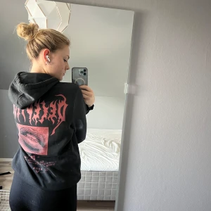 Hoodie - Snygg hoodie med tryck men använder inte längre. Väldigt skön