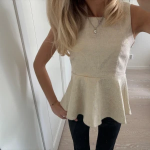 Guldig topp - Så söt och snygg guldig peplumtopp från Lindex, aödrig använd 