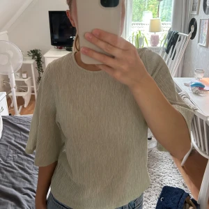 Grön räfflad tshirt - Luftig tshirt ifrån Lindex som jag säljer då jag inte får den till använding. 