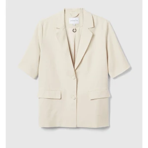 Kavaj kort ärm Strl XS (S) - Kavaj med korta ärmar, Stockholm. Strl XS, passar även liten S.  200kr. (Inköpt för 999kr)  Material: 83% lyocell 17% lin Foder: 98% polyester 2% elastan 