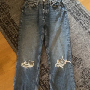 Straight leg ripped jeans - Högmidjade, strl 38 men ganska stora 