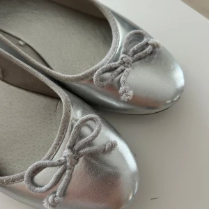 Ballerina skor - Silvriga ballerinaskor som ej kommer till användning. Är i storlek 38. Hör av er för fler bilder💕