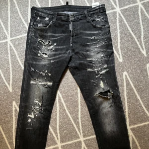 Dsquared2 Jeans - Dsquared äkta jeans använda i en sommar, 9/10 i skick storlek 50 passar dig som har M eller L