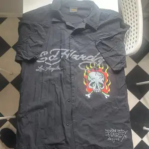 säljer en jätte fin Ed Hardy skjorta pågrund av att den är för stor för mig. Köpt nypris för cirka 1000kr o har bara legat förvarat så bättre att den kommer till användning hos nån annan. Vid frågor så äre bara att höra av sig! 💕