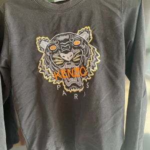 Kenzo Tröja - Nypris 1100kr ganska sliten men inget märkvärdigt. 