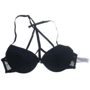 Snygg BH från forever 21 stl 80c - Snygg BH med band framtill, endast provad sedan har den legat i skåpet, tyvärr för liten. Stl 80c med pusch up.