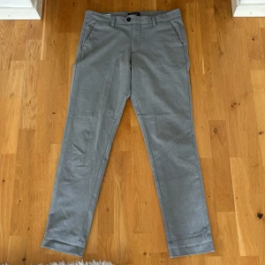 Grå kostymbyxor - Grå kostymbyxor från Jack and Jones slim/marco i stl W32 L32 I andvänt skick