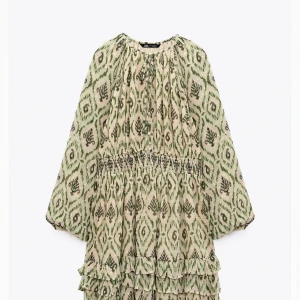 Mönstrad klänning - Såljer min fina klänning från Zara i storlek S då den inte kommer till användning, har bara använt den en gång💕köptes för 399kr