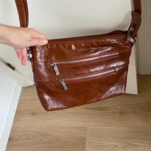 Väska  - Brun läderväska🤍 Mått: Bredd 28, höjd 21, djup 8 när man mäter botten 