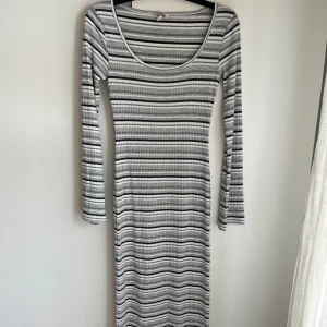 Långklänning Nelly  - Långklänning från Nelly strl S aldrig använd! 