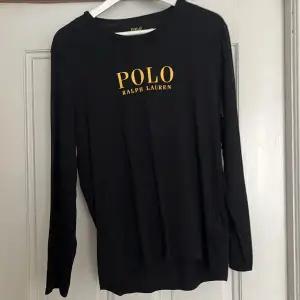 Ralph Lauren tröja i storlek m. Mycket sparsamt använd. Skriv vid funderingar.