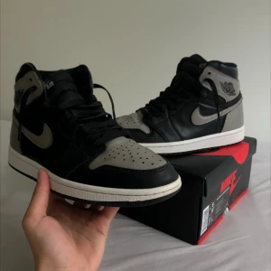 Air Jordan 1 High "shadow gray" - Tja! Säljer nu mina Jordan 1s. Okej skick, se bilder för defekter. Inget som stör funktionen. Skit snygga till sommarn. Nypris runt 3600. Vid frågor kontakta gärna!✅💫💫