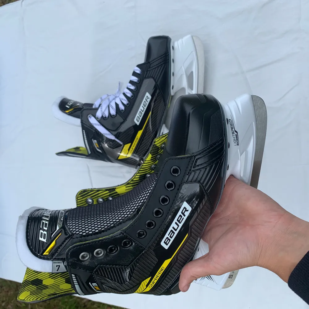  Säljer ett par Bauer Supreme M3 helt nya i kartong. Storlek 7.0 Nypris på Hockeystore är 2799kr jag säljer dem för 1700kr/st!  Kan mötas upp eller frakta! 😄. Sportswear.