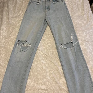Highwaist jeans  - Highwaist loose/straight fit jeans från Gina Tricot i storlek 34. Säljer dessa då dem tyvärr inte passar mig längre. :(  Använda ett par gånger, nypris 600 kr. Pris kan diskuteras vid snabb affär. Hör av er om ni vill ha fle