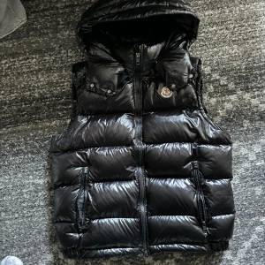 Moncler väst - Köpte 2 styckna sånna men ena för  stor och andra för lite så säljer dom nu utmärkt skick! Passar M-S