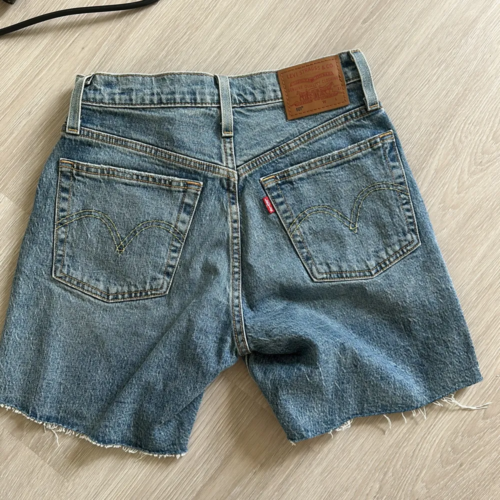 Lite längre jeansshorts som är supersköna och bra att ha till sommaren!!. Shorts.